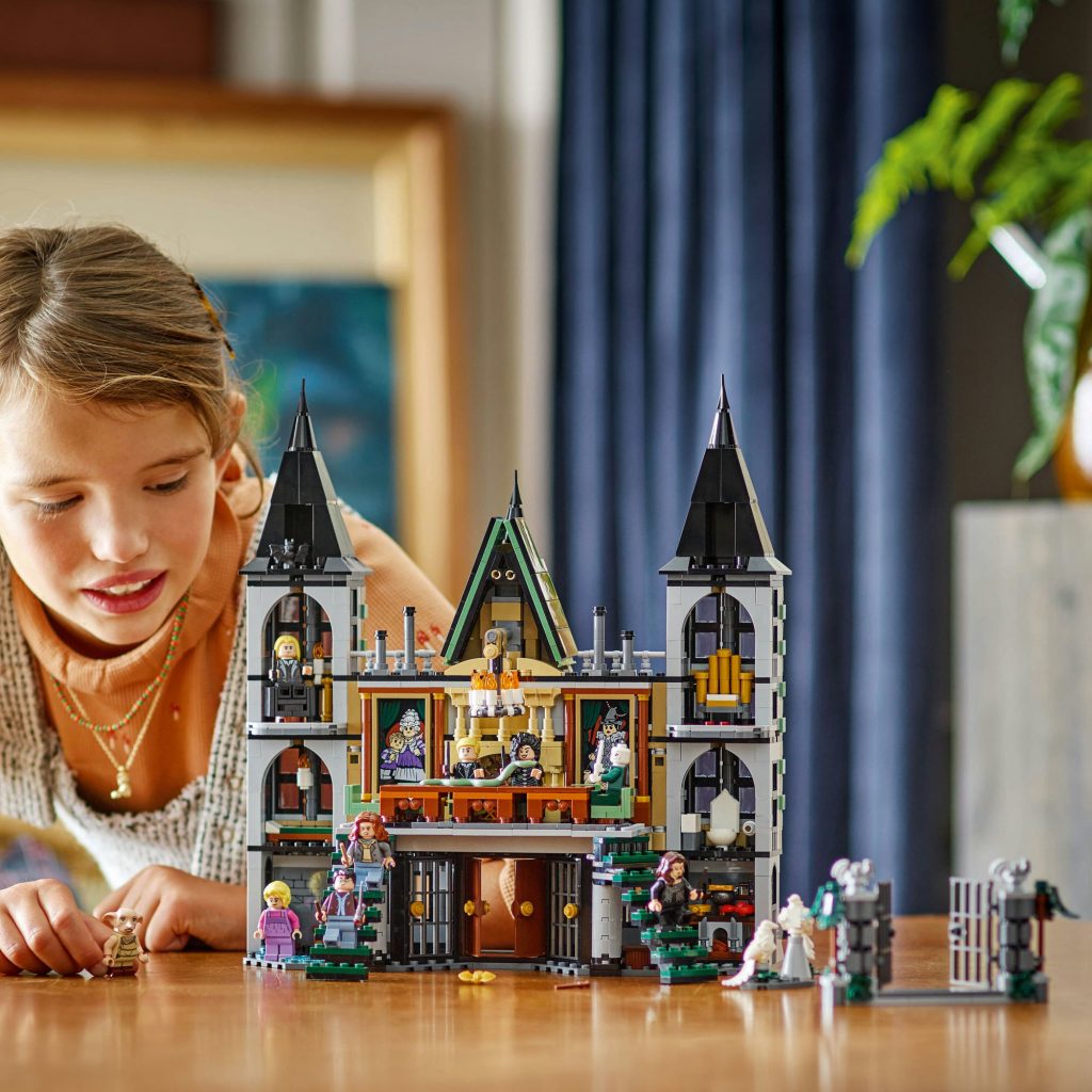 LEGO 76453 Harry Potter Dwor Malfoyow lifestyle2 1024x1024