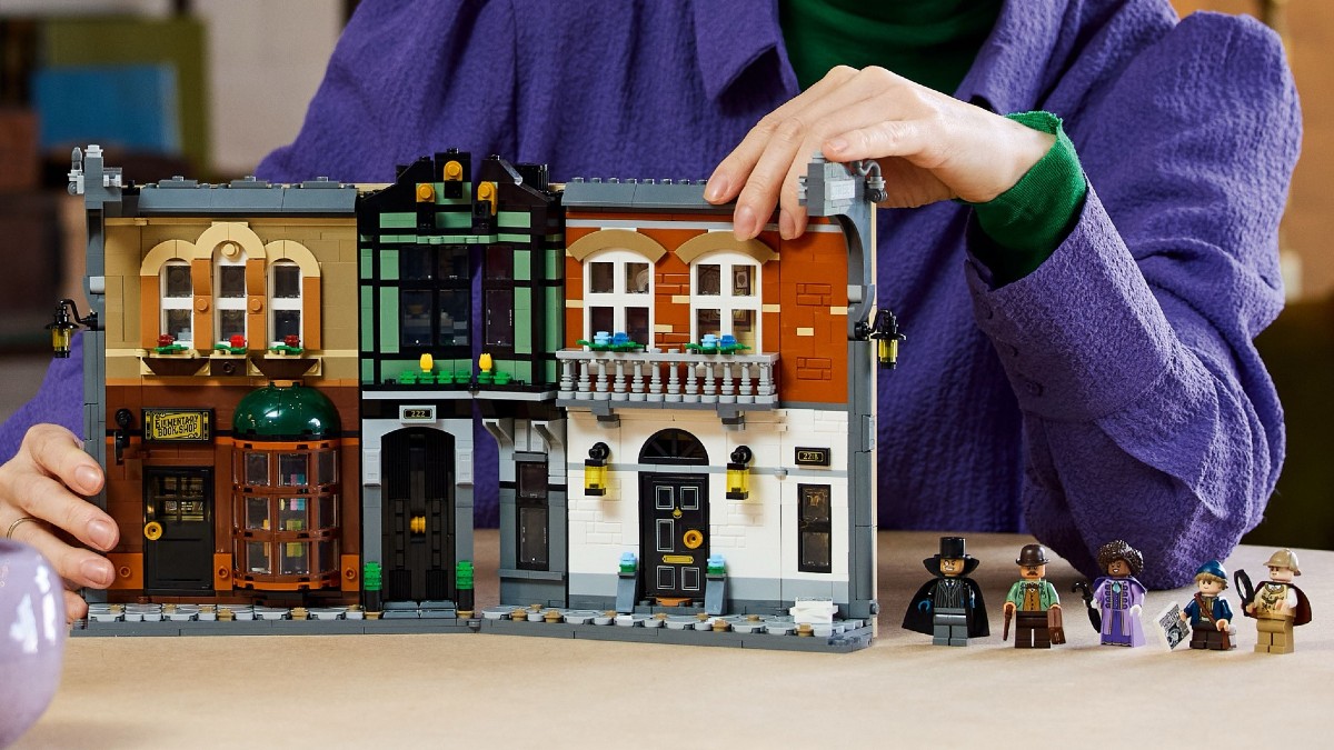 Comparing LEGO Icons Sherlock Holmes to fan-designed projects