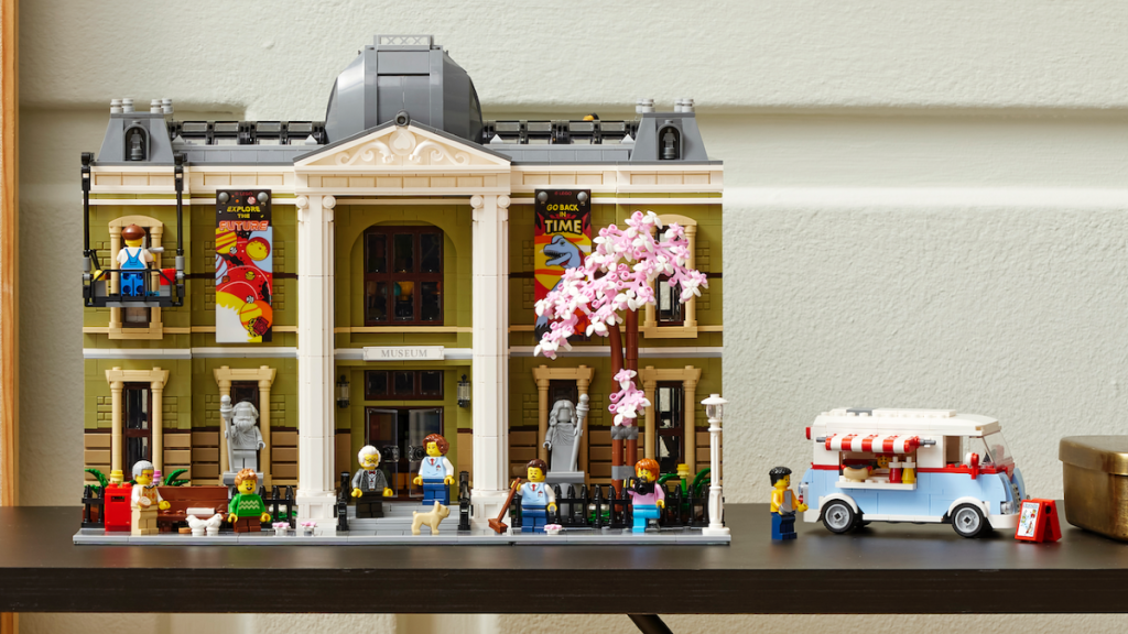 LEGO Icons 10326 Natural History Museum with foot truck GWP 1024x576