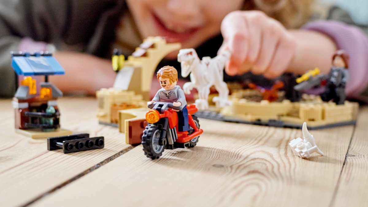 First review of LEGO Jurassic World 2022 set lands online