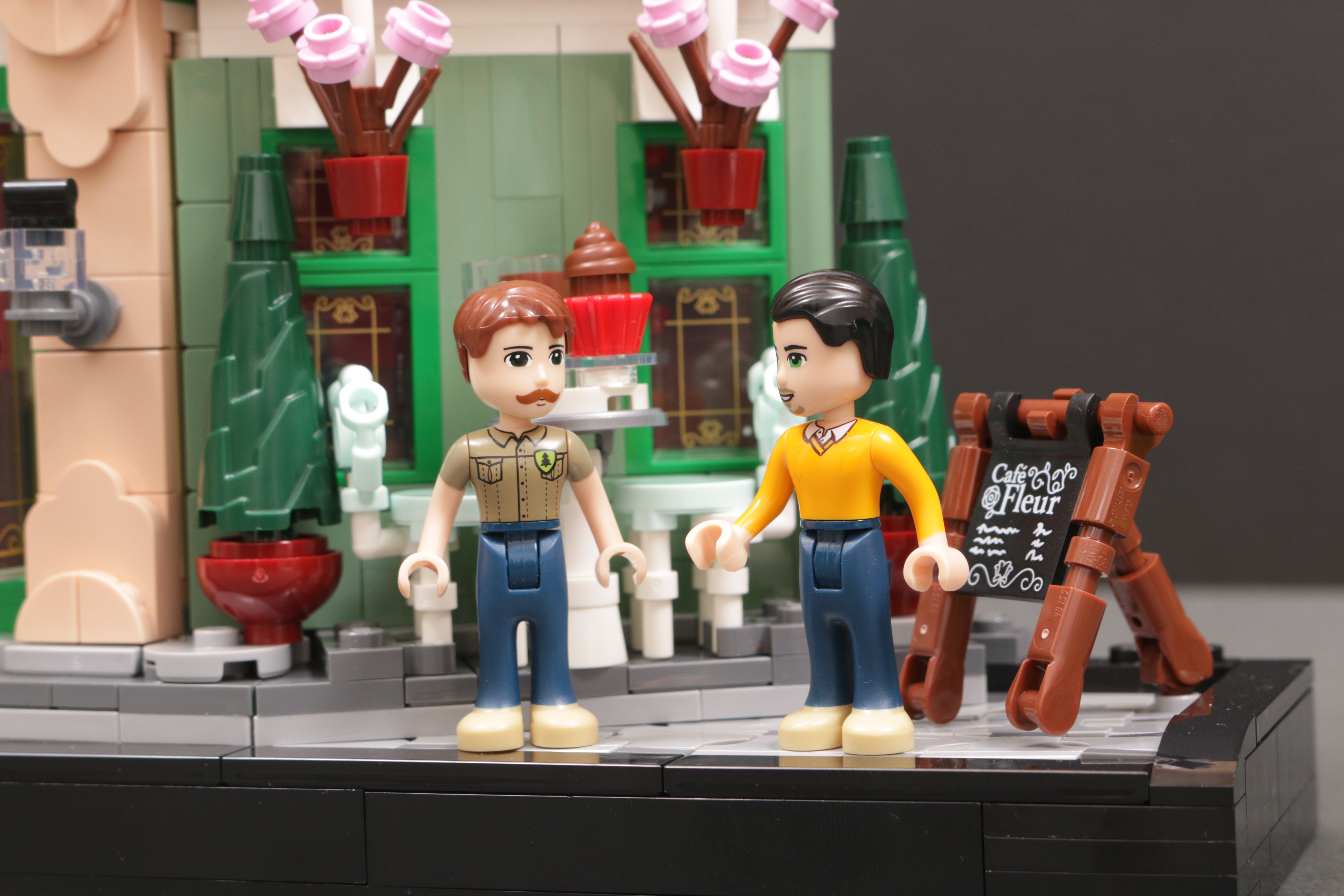 LEGO Icons 10362 French Cafe with Mini dolls 3