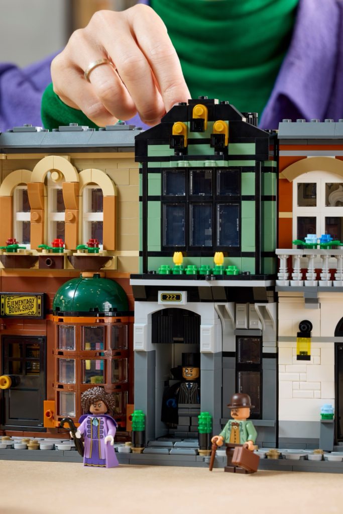 LEGO Icons 10351 Sherlock Holmes Book Nook 13 683x1024