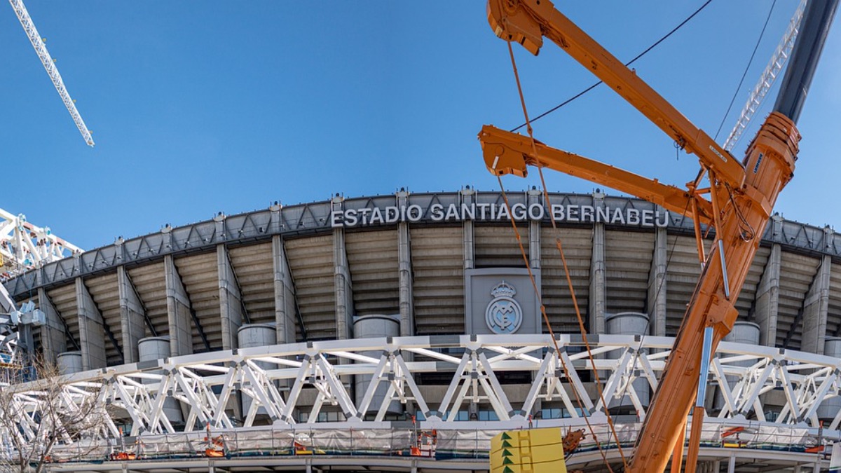 What features could a LEGO 10299 Santiago Bernabeu set include?