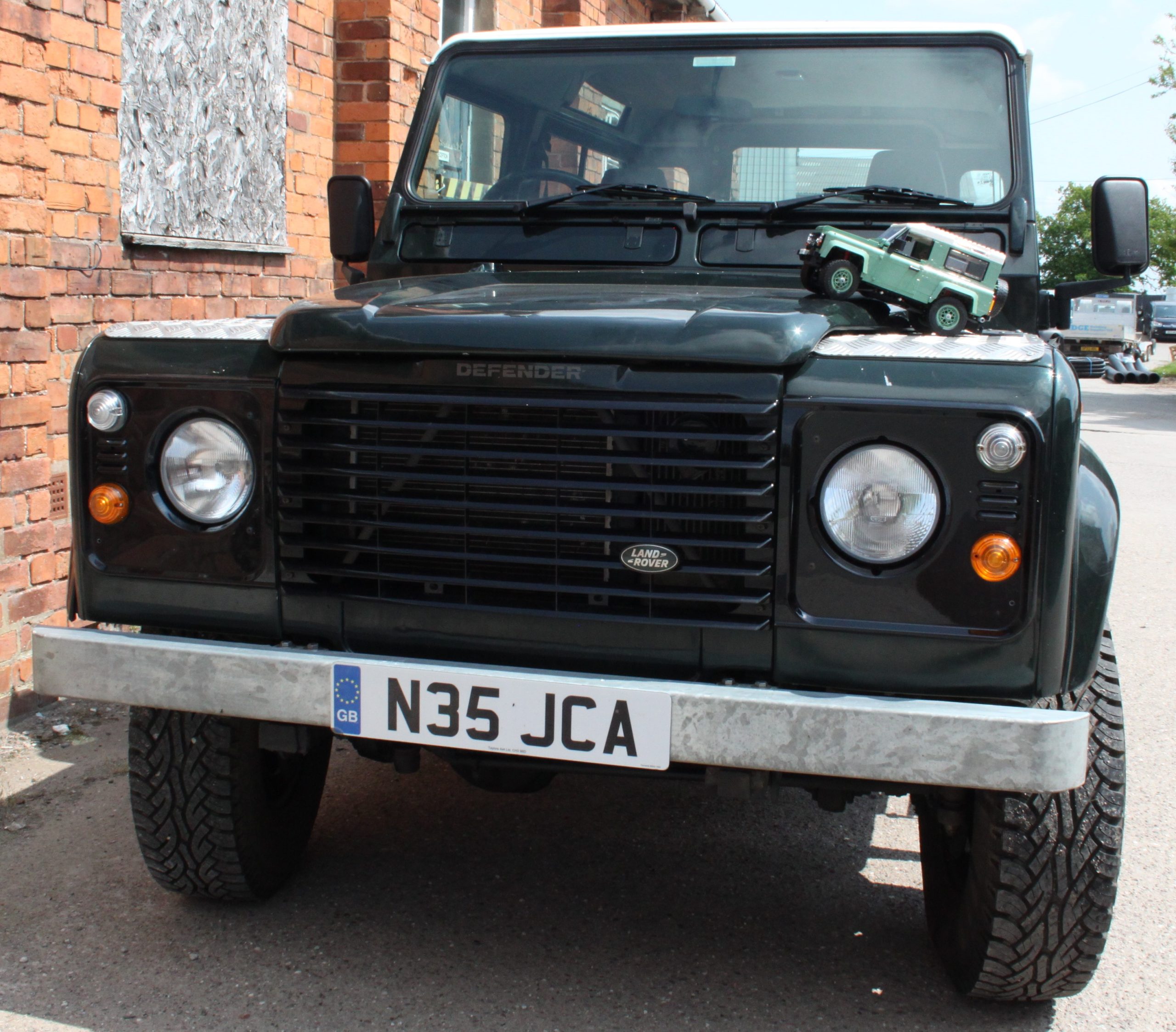 LEGO ICONS 10317 LAND ROVER CLASSIC DEFENDER 90 review outside 16 scaled