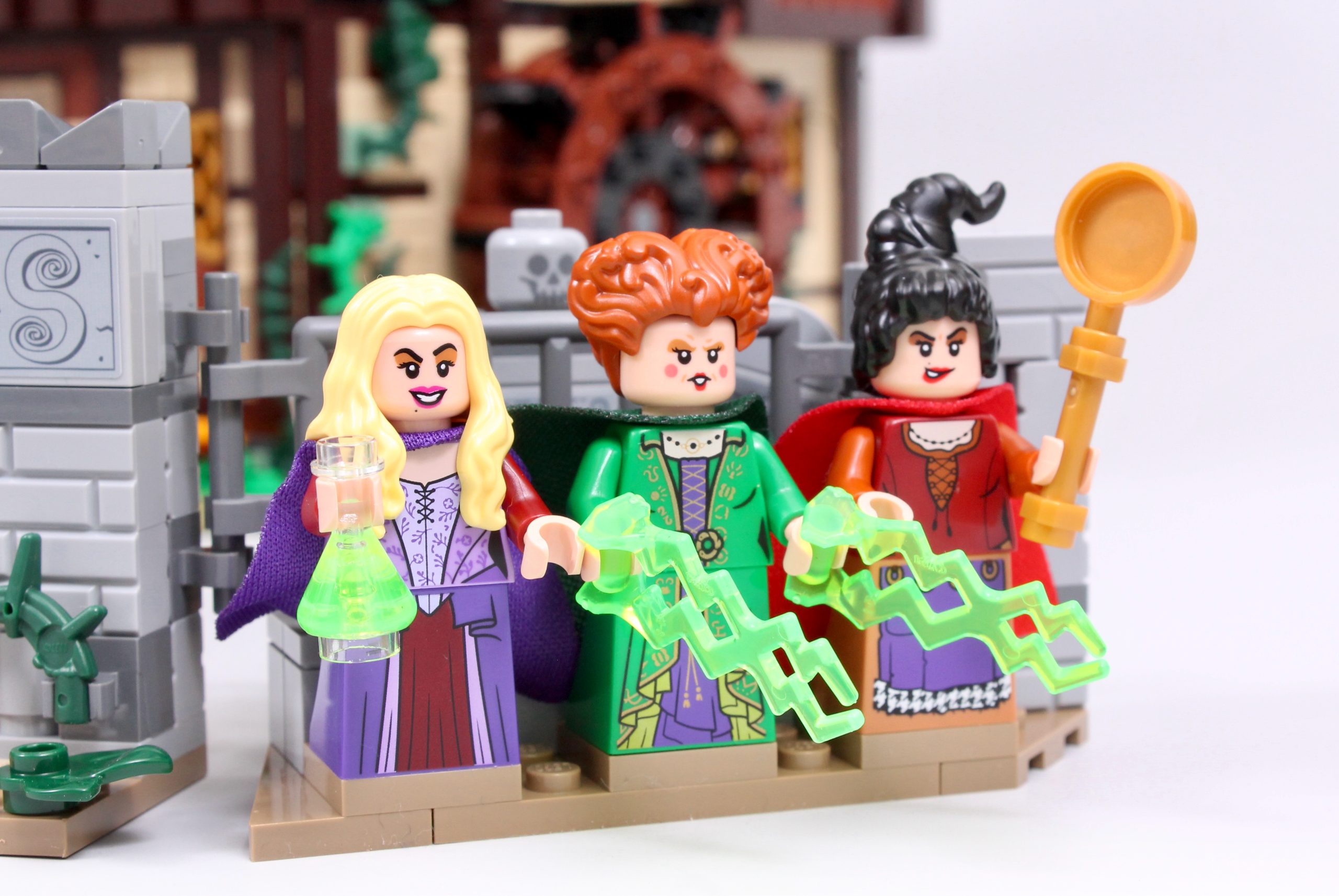 LEGO Ideas 21341 Disney Hocus Pocus The Sanderson Sisters Cottage review 4 scaled