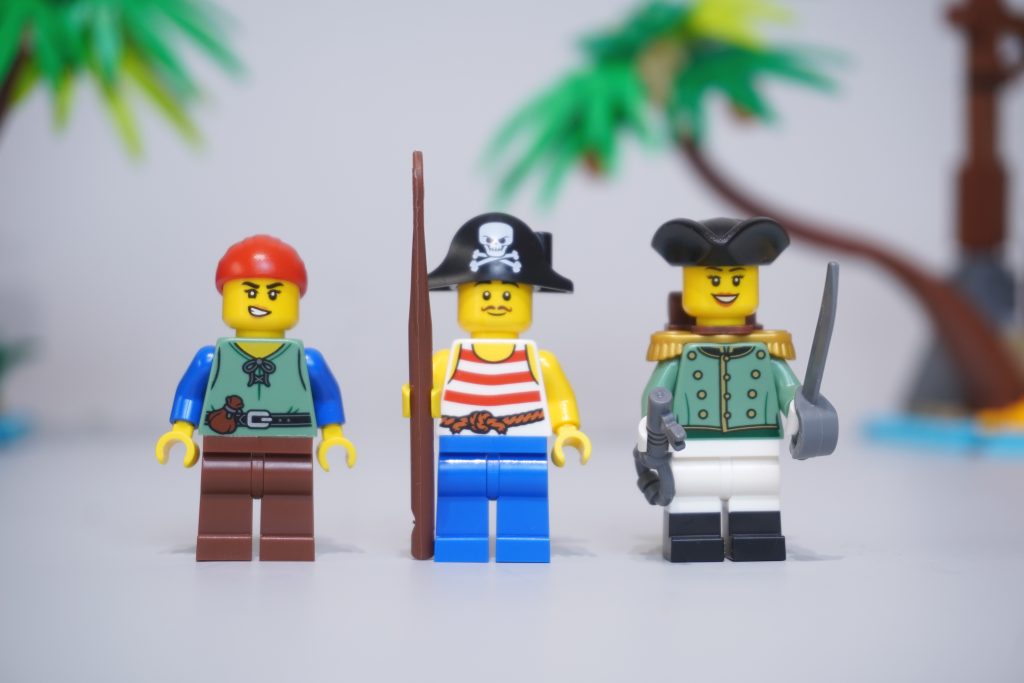 LEGO Bricklink Designer Program The Thieves of Tortuga review 48 1024x683