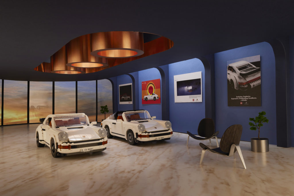 LEGO 10295 Porsche 911 showroom 2