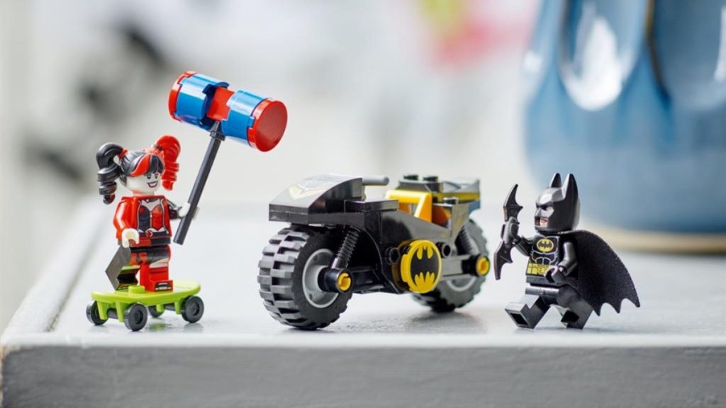 LEGO DC 76220 Batman versus Harley Quinn lifestyle featured 1024x576
