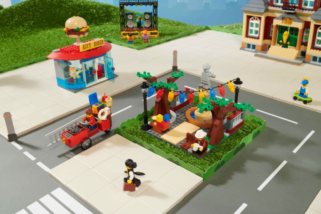 LEGO City 60271 Main Square 10